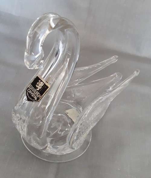 A BEAUTIFUL EDINBURGH CRYSTAL SWAN