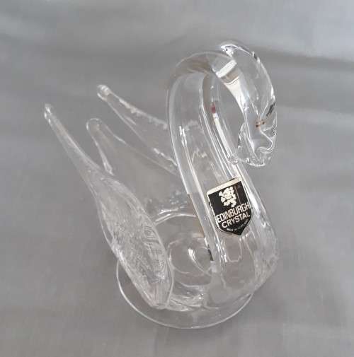 A BEAUTIFUL EDINBURGH CRYSTAL SWAN