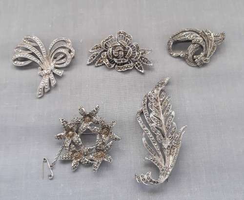 5 PAIRS OF VINTAGE MARCASITE BROOCHES