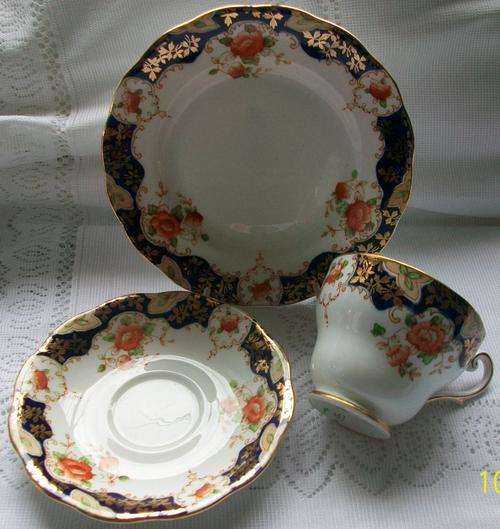 STUNNNING ROYAL STANDARD TEA TRIO