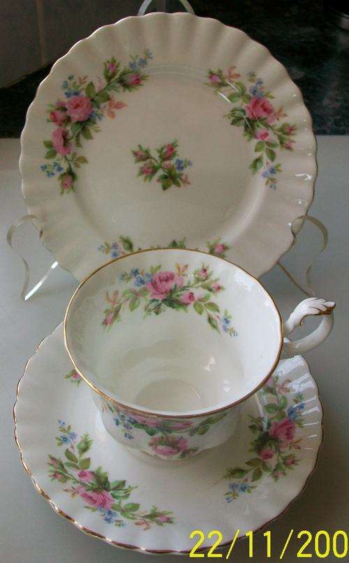 ROYAL ALBERT MOSS ROSE TEA TRIO.