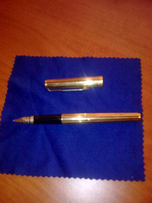 GOLD AND BLACK PARKER FOUNTAIN PEN
