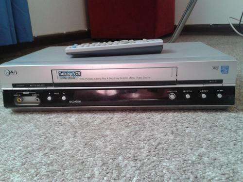 LG VCR WITH 30 VIDEOS