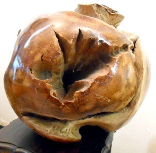 Massive sculptured wooden ball! A magnificent display piece! 34cm in diameter! Bid now!