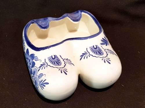 Dutch Shoes - Ashtray - A beautiful piece - Low Price - Bid Now!!