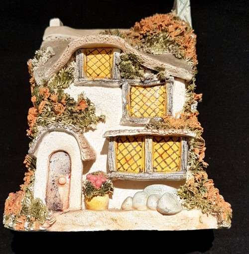 Miniature cottage - Double story - A beautiful example! Bid now!