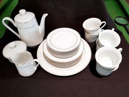 Porcelain tea set - Stunning!! - Virtually brand new - Low price!! - Bid now!