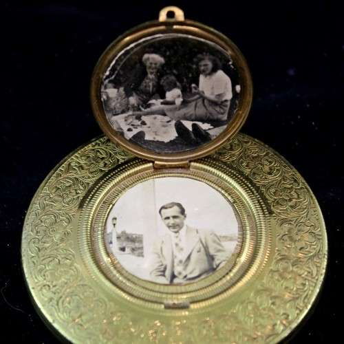 Vintage Powder compact - A beautiful piece - With built in photo-holder!! Bid Now!!