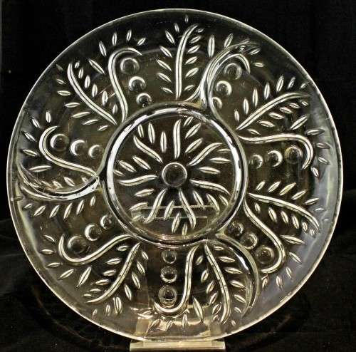 Condiment serving plate with compartments