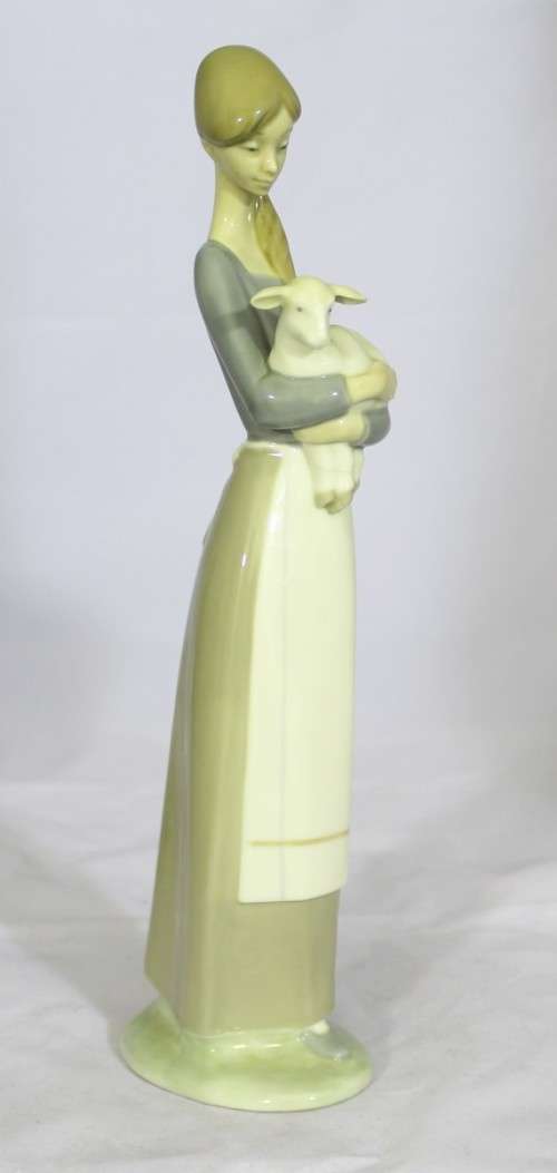 Llardo - Lady with a lamb - A beautiful piece!! - Bid Now!!!