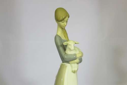 Llardo - Lady with a lamb - A beautiful piece!! - Bid Now!!!