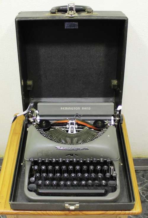 Remington Rand - Traveling typewriter - A lovely unit - Bid Now !!