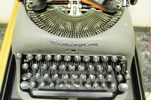 Remington Rand - Traveling typewriter - A lovely unit - Bid Now !!