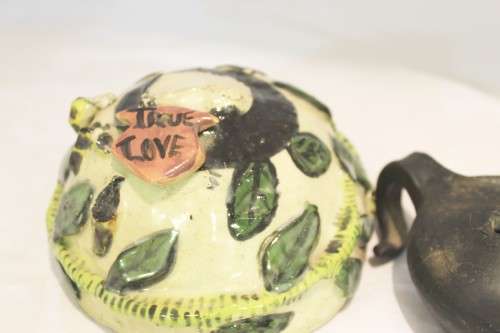 Luyanda Mayekiso - Ceramic ornament - Paper weight with Aladin's lamp - Beautiful!! - Bid Now!