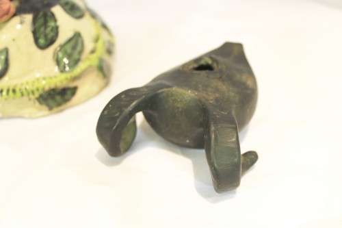 Luyanda Mayekiso - Ceramic ornament - Paper weight with Aladin's lamp - Beautiful!! - Bid Now!