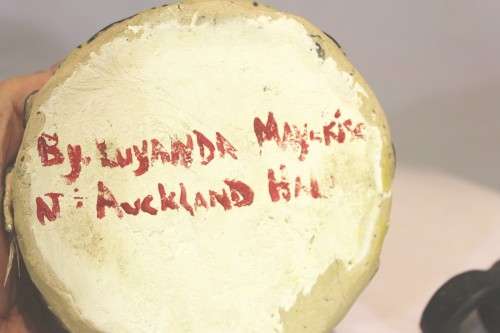 Luyanda Mayekiso - Ceramic ornament - Paper weight with Aladin's lamp - Beautiful!! - Bid Now!