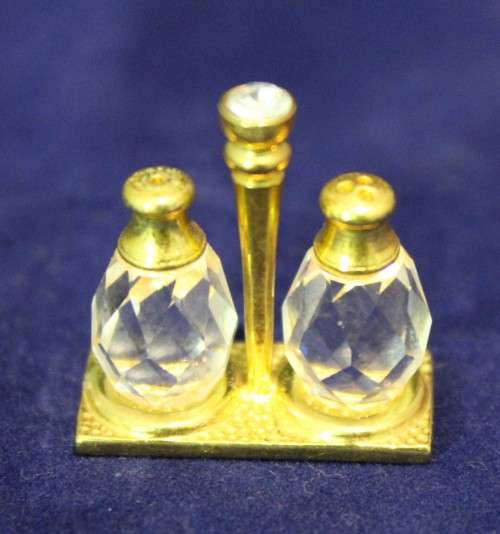 Swarovski Crystal Memories - Salt & Pepper set on stand - A magnificent little treasure!! Bid now!!