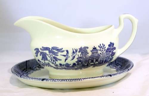 Churchill - Blue Willow - Gravy boat and saucer - Blue and white - Stunning! - Bid Now!!!