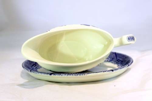 Churchill - Blue Willow - Gravy boat and saucer - Blue and white - Stunning! - Bid Now!!!