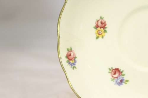 Colclough - Saucer - Beautiful! - Giveaway price!! - Bid Now!!!
