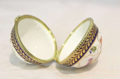 Regal - Pill box - In original box - Magnificent!! - Low price!! - Bid Now!!!