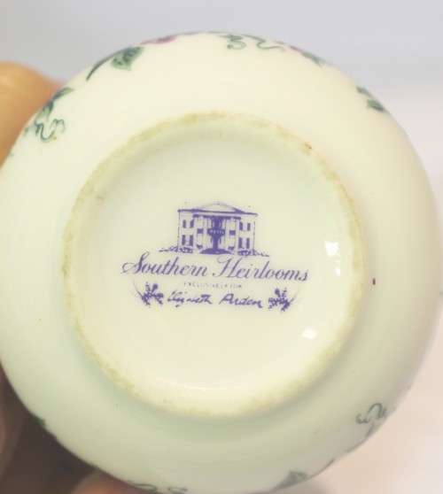 Elizabeth Arden - Southern heirlooms - Lidded trinket holder - Beautiful!!! - Bid Now!!!