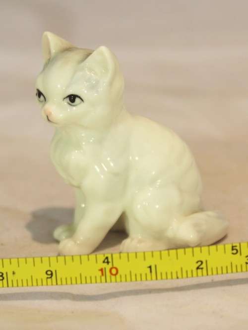 Seated white cat - Bone china - Beautiful! - Giveaway price!! - Bid Now!!