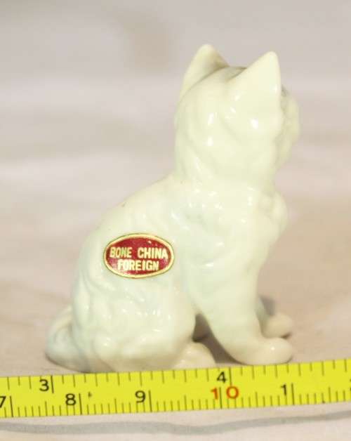 Seated white cat - Bone china - Beautiful! - Giveaway price!! - Bid Now!!