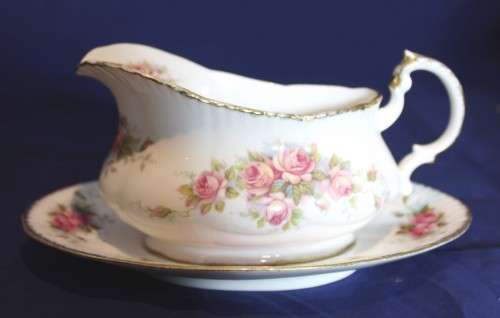 Paragon - Elizabeth Rose - Gravy Boat and Saucer - Stunning!! - Low price! - Bid now!!