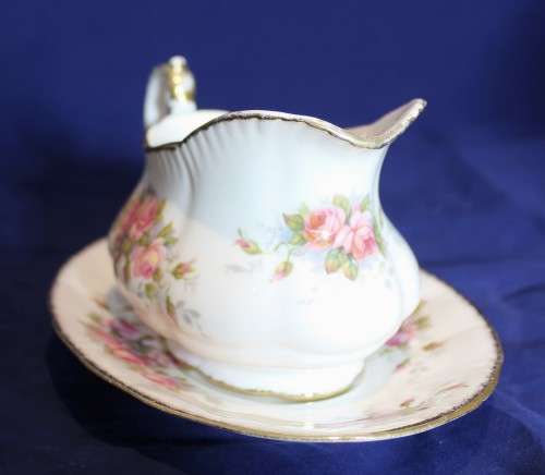 Paragon - Elizabeth Rose - Gravy Boat and Saucer - Stunning!! - Low price! - Bid now!!