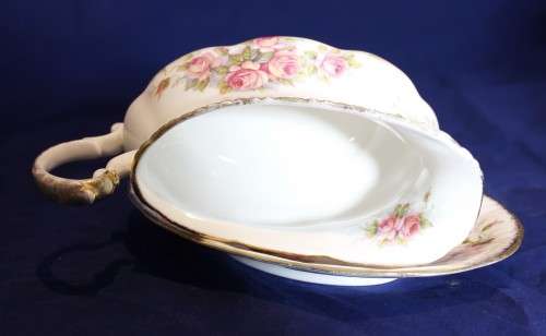 Paragon - Elizabeth Rose - Gravy Boat and Saucer - Stunning!! - Low price! - Bid now!!