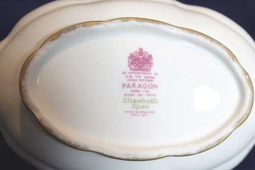 Paragon - Elizabeth Rose - Gravy Boat and Saucer - Stunning!! - Low price! - Bid now!!