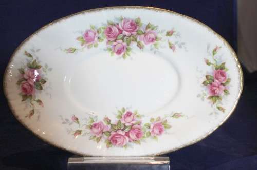 Paragon - Elizabeth Rose - Gravy Boat and Saucer - Stunning!! - Low price! - Bid now!!