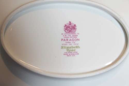 Paragon - Elizabeth Rose - Gravy Boat and Saucer - Stunning!! - Low price! - Bid now!!