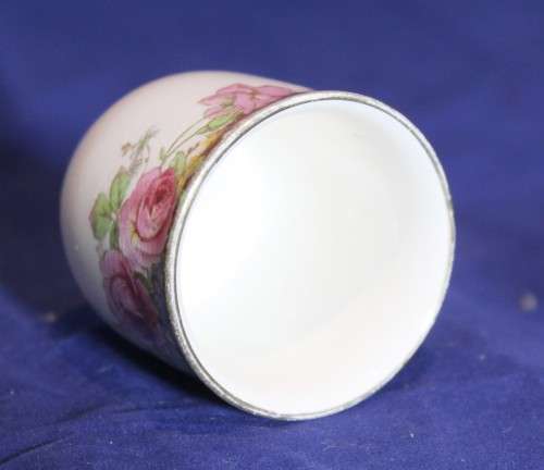 Royal Doulton - English Rose D6071 (Australia) - Egg cup - Beautiful!! - Low price! - Bid now!!