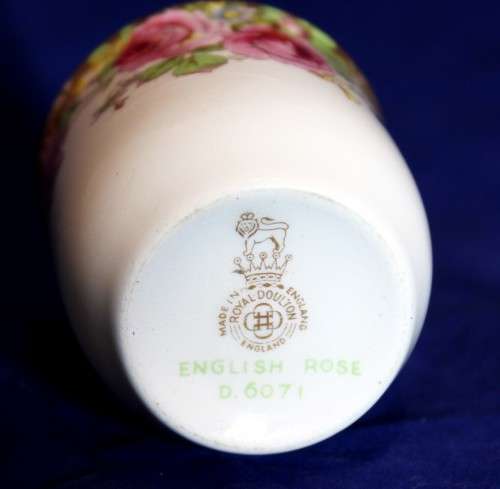 Royal Doulton - English Rose D6071 (Australia) - Egg cup - Beautiful!! - Low price! - Bid now!!