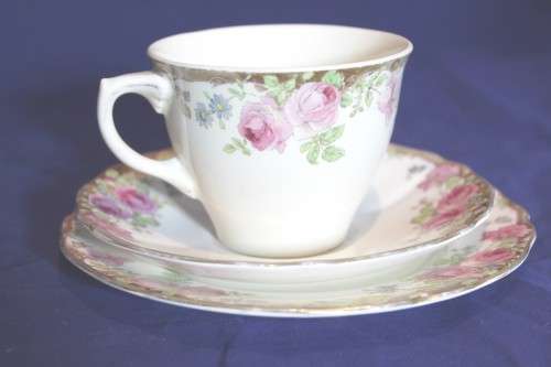 Royal Doulton - English Rose D6071 (Australia) - Trio - Beautiful!! - Low price! - Bid now!!