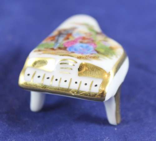 Limoges - Piano - Victorian couple playing music and dancing - Beautiful!! Bid now!!