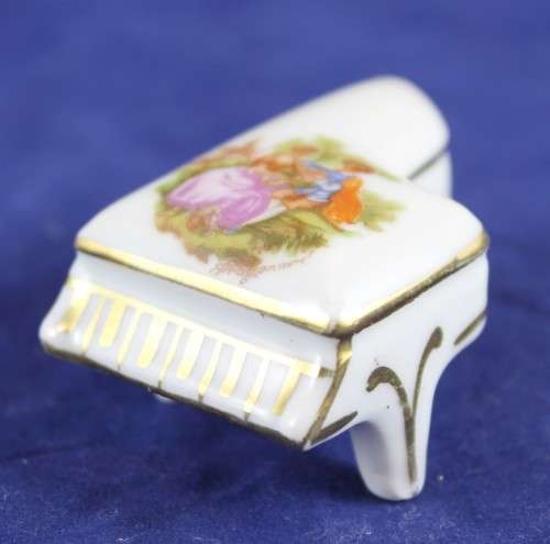 Limoges - Piano - Victorian courting couple - Beautiful!! Bid now!!
