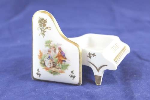Limoges - Piano trinket holder - Victorian courting couple - Stunning!! Bid now!!