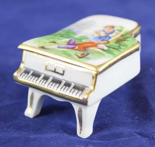 Limoges - Piano trinket holder - Victorian couple at a picnic - Stunning!! Bid now!!