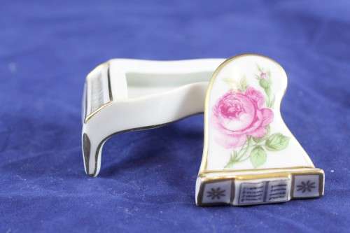 Limoges - Piano trinket holder - Rose motif - Stunning!! Bid now!!