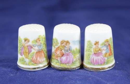 Porcelain - 3 x  Thimbles - Victorian couple - Stunning pieces!! - Low price!! - Bid now!!