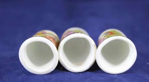 Porcelain - 3 x  Thimbles - Victorian couple - Stunning pieces!! - Low price!! - Bid now!!