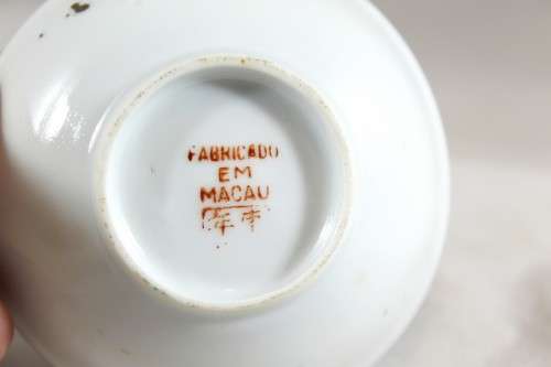 Macau pin dish - Old man in yellow - Hand painted - A beauty! - Act fast! - Bid Now!!!