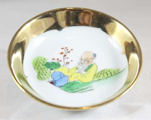 Macau pin dish - Old man in yellow - Hand painted - A beauty! - Act fast! - Bid Now!!!