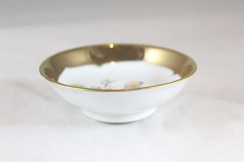 Macau pin dish - Old man in yellow - Hand painted - A beauty! - Act fast! - Bid Now!!!