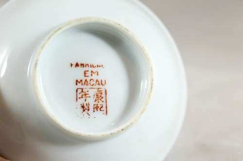 Macau pin dish - Old man in yellow - Hand painted - A beauty! - Act fast! - Bid Now!!!