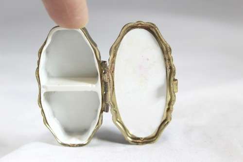 Vintage - Pill box - White with a logo / mark - Low price!! - Bid now!!