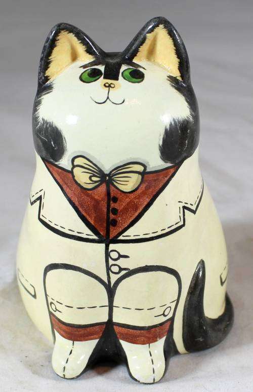 Seated Cat Looking Up - Adorable!! - Bid Now!